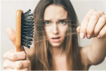 اسباب تساقط الشعر الشديد وطرق علاجه، علاماته